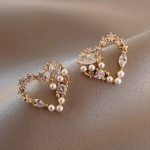 *NALANI* Gold x Pearl Rhinestone Heart Fashion Stud Earrings